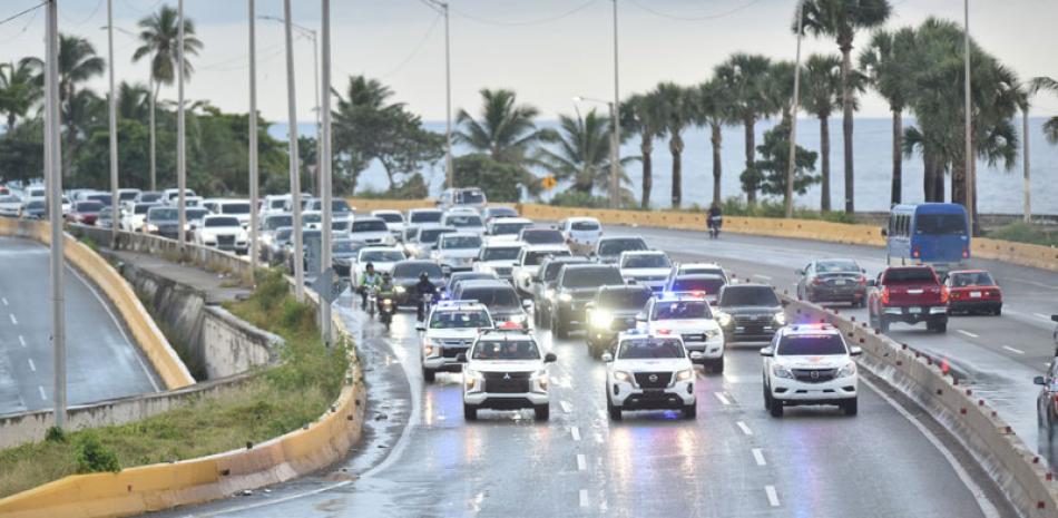 Miles de vehiculos durante el carreteo de retorno a la Capital, coordinado por las autoridades para evitar accidentes en la autopista Las Américas. jorge martínez listín diario
