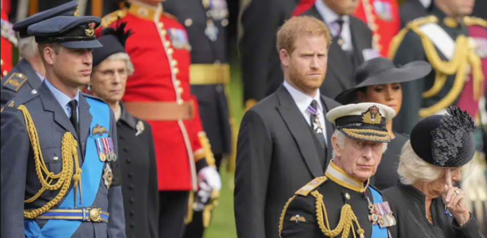 El rey Carlos III, desde la derecha, Camilla, la reina consorte, Meghan, la duquesa de Sussex, el príncipe Harry y el príncipe William observan cómo se coloca el ataúd de la reina Isabel II en el coche fúnebre después del funeral de estado en la Abadía de Westminster en el centro de Londres. AP.