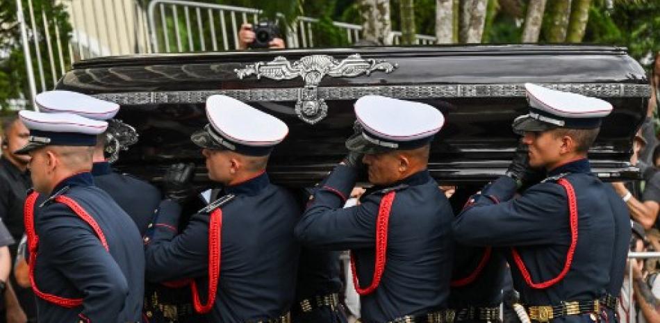 Féretro de Pelé es conducido a su entierro. AFP