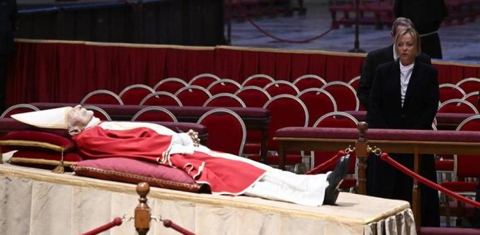La primera ministra italiana, Giorgia Meloni, presenta sus respetos al fallecido papa emérito Benedicto XVI mientras visita la capilla ardiente instalada en la basílica de San Pedro del Vaticano este lunes. EFE/ Ettore Ferrari