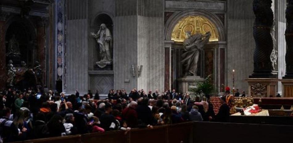 El cuerpo del Papa emérito Benedicto XVI yace en estado en la Basílica de San Pedro en el Vaticano, el 3 de enero de 2023. Benedicto, un intelectual conservador que en 2013 se convirtió en el primer pontífice en seis siglos en renunciar, murió el 31 de diciembre de 2022. a la edad de 95 años.