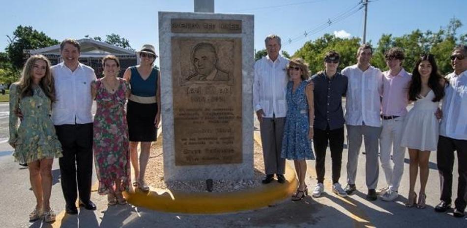 La familia Kheel junto a la tarja en memoria de Ted Kheel, colocada en la isleta de la avenida que lleva su nombre, próximo al BlueMall Puntacana. Cortesía de los organizadores