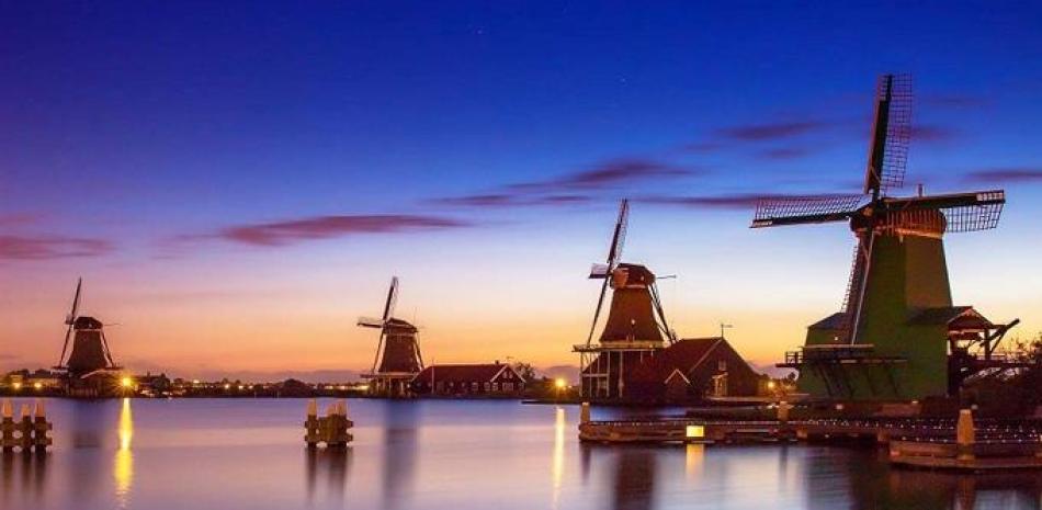Los pintorescos molinos de viento de Países Bajos son un magneto turístico. Una de las excursiones más populares en Ámsterdam es un tour de medio día a Zaanse Schans, donde los viajeros pueden admirar molinos de viento que datan de los siglos XVII y XVIII.