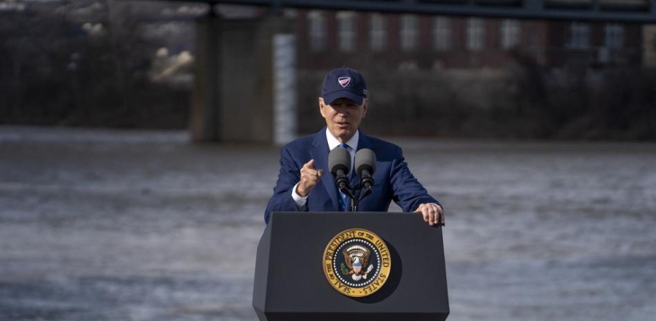 El presidente Joe Biden habla a una multitud sobre sus planes económicos y de infraestructuras el 4 de enero de 2023 en Covington, Kentucky. Fuente: AFP.