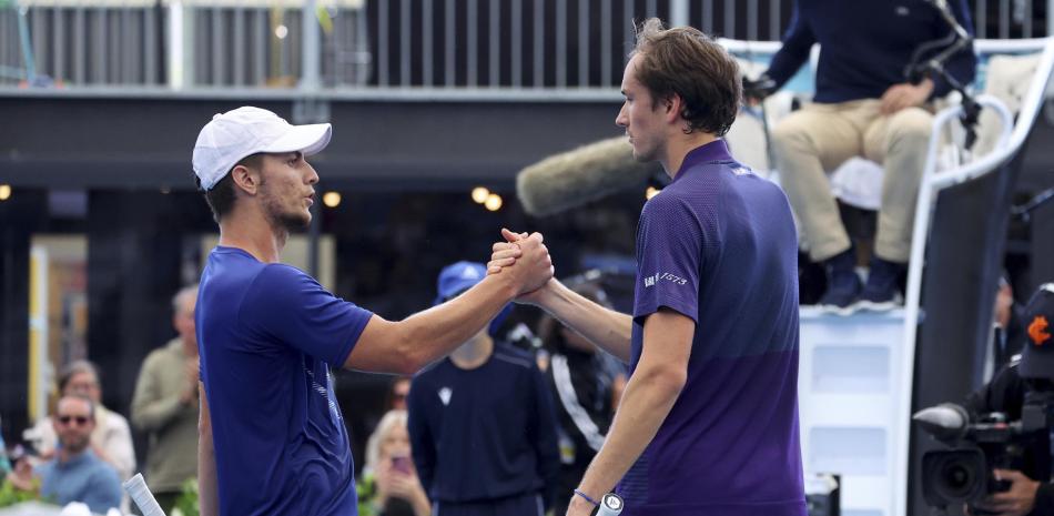 Daniil Medvedev, a la derecha, es felicitado por Miomir Kecmanovic tras su triunfos en los cuartos de final del torneo de Adelaide.