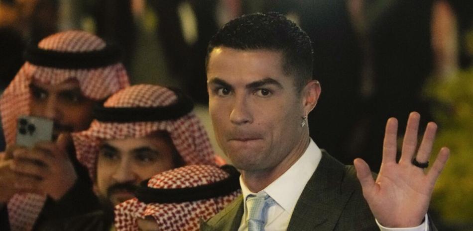 Cristiano Ronaldo saluda en el acto de presentación con su nuevo equipo del Al Nassr.