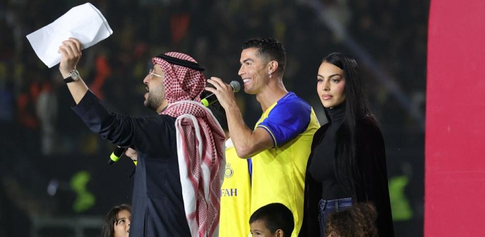 Georgina y Cristiano durante la presentación del astro del fútbol con el equipo Al Nassr.     Foto de AFP.