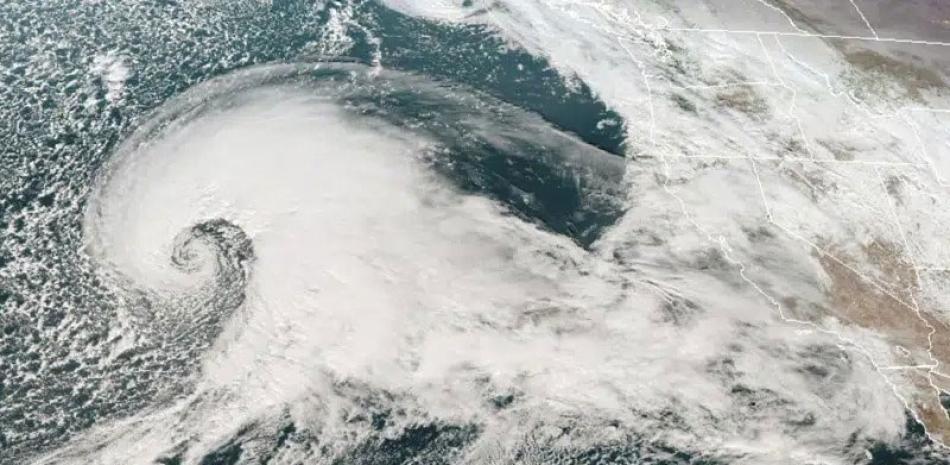 Imagen satelital GOES-West GeoColor de la Oficina Nacional de Administración Oceánica y Atmosférica de Estados Unidos muestra un sistema de tormentas que se acerca a la costa oeste a las 4:25 p.m. del martes 3 de enero de 2023. AP