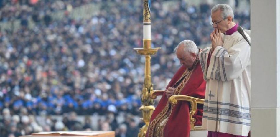 Papa Francisco oficia funeral de Benedicto XVI en el Vaticano. AFP