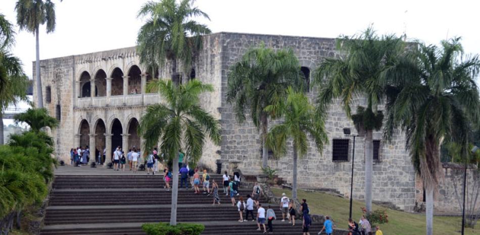 El Alcázar de Colón es el monumento más visitado del país, según el MITUR, pero luce muy descuidado. José A. Maldonado /LD