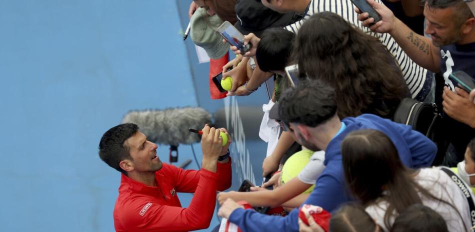 Novak Djokovic firma autógrafos tras derrotar al francés Quentin Halys en los octavos de final del torneo internacional de Adelaide, en Adelaide, Australia.