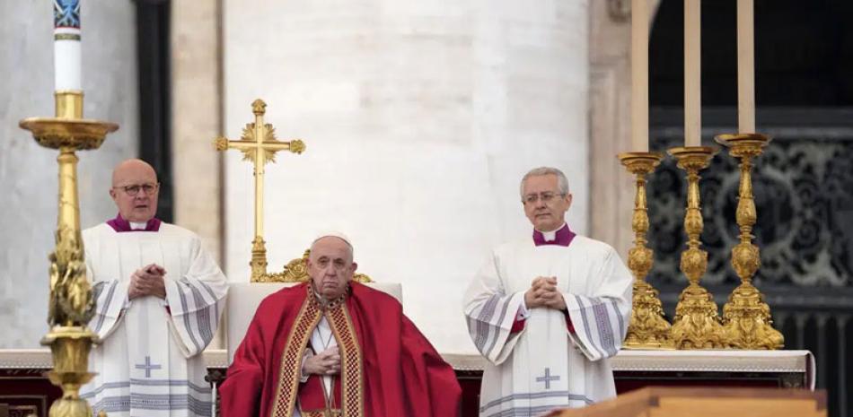 El papa Francisco, sentado frente al féretro con los restos mortales del papa emérito Benedicto XVI en el funeral oficiado en la Plaza de San Pedro, ayer. AP