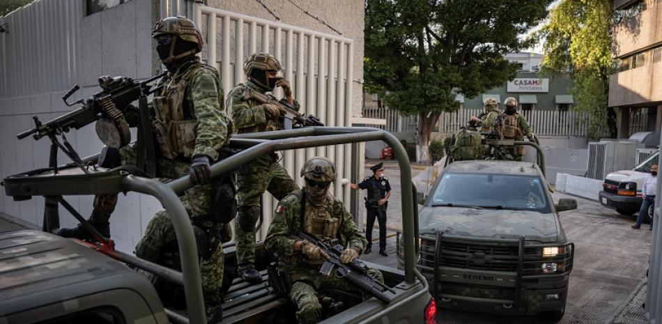 Vehículos blindados de la Fiscalía General de Justicia para Investigaciones Especiales contra la Delincuencia Organizada (FEMDO) en la Ciudad de México. Foto: AFP