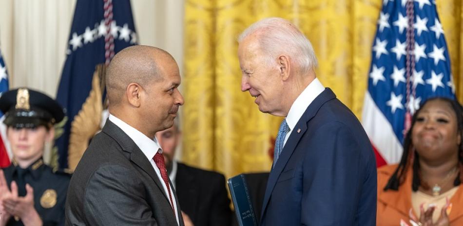 Gonell recibe la medalla al ciudadano de parte de Joe Biden. Foto cortesía de la cuenta oficial de la Casa Blanca en Twiter.