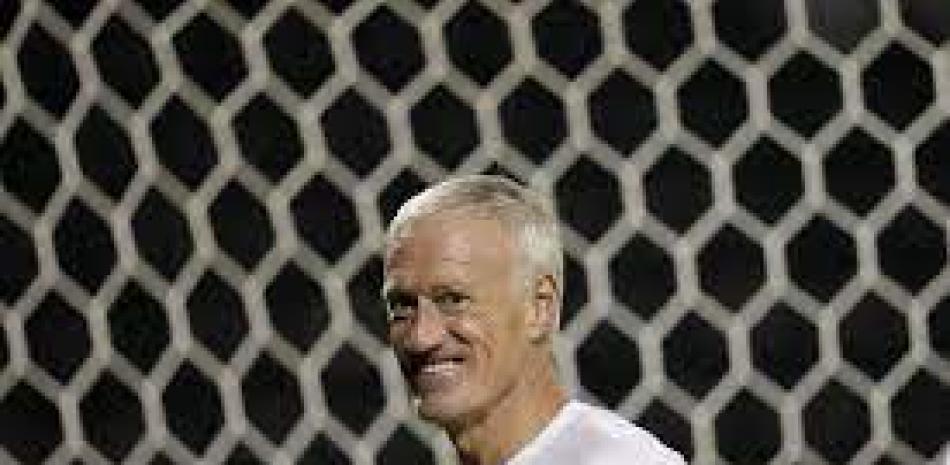 El entrenador de la selección de Francia, Didier Deschamps, sonríe durante un entrenamiento en Doha, Qatar,.