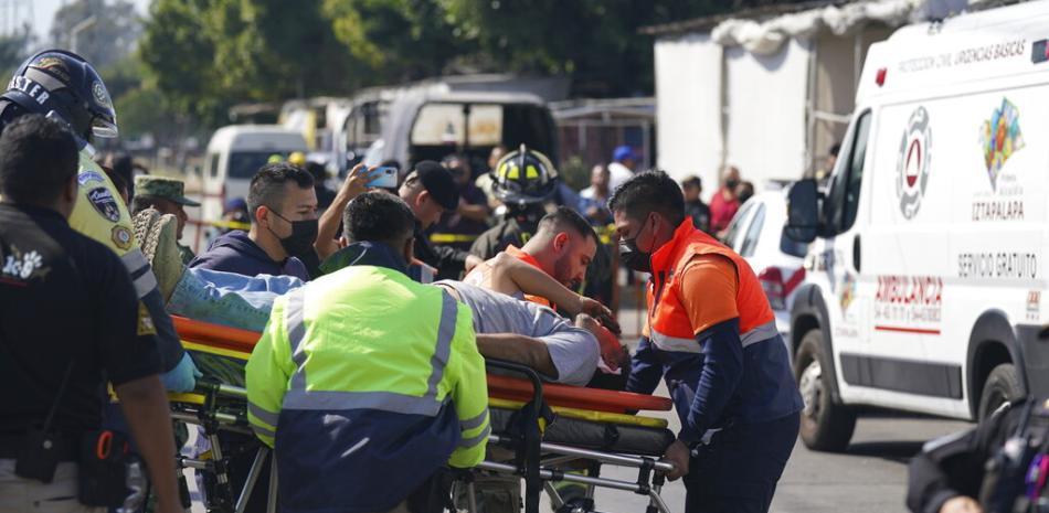 Un pasajero del metro, herido cuando chocaron dos trenes subterráneos, es trasladado en camilla a una ambulancia que esperaba afuera de la estación Raza, en la Ciudad de México, el sábado 7 de enero de 2023. AP.