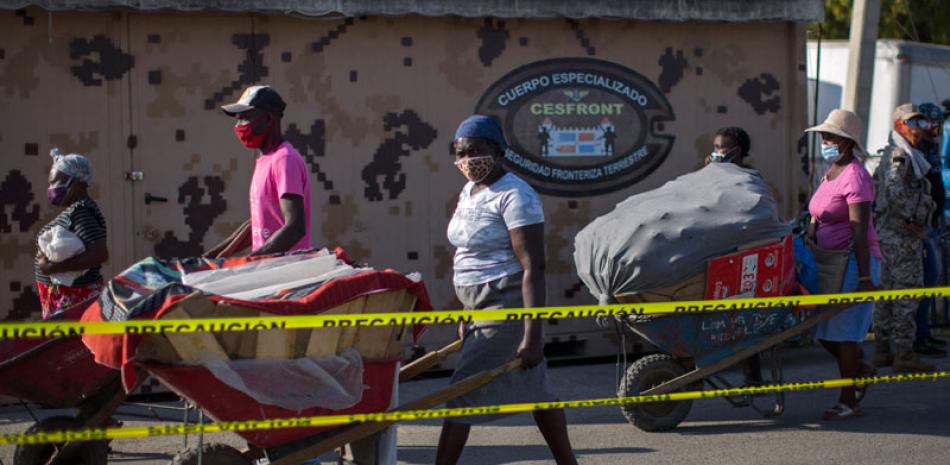 Haitianos se abastecen de productos en la frontera.