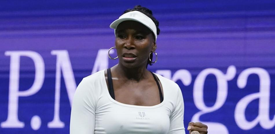 Venus Williams reacciona en el partido de primera ronda de dobles con Serena Williams, en contra de Lucie Hradecka y Linda Noskova en el Abierto de Estados Unidos.