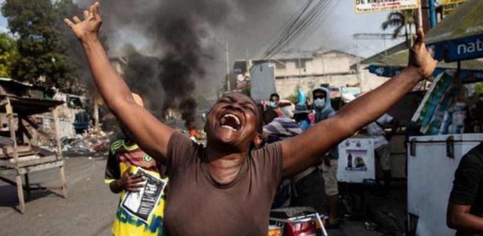 Una mujer protesta contra el secuestro de Biana Velizaire y critica al Gobierno de Haití por la falta de seguridad en las calles. AP
