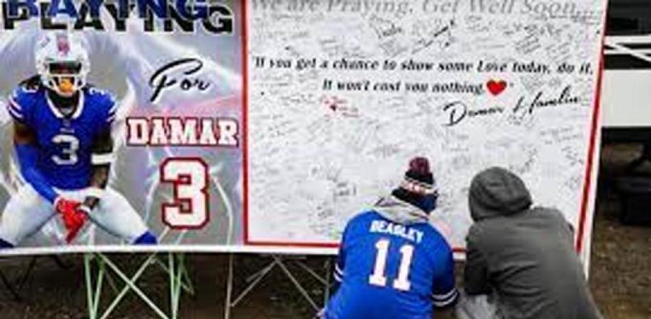 Varios aficionados escriben mensajes en honor a Damar Hamlin, quien colapsó en el choque del pasado lunes y tuvo que ser internado.