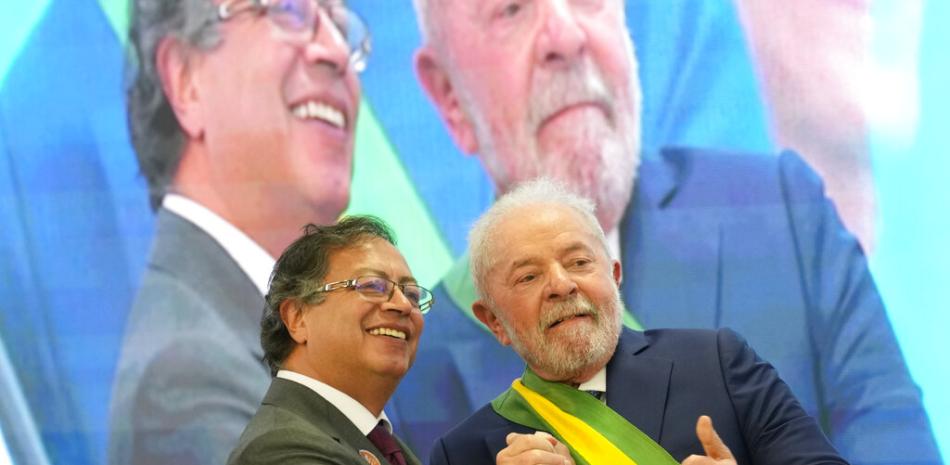 El presidente Luiz Inácio Lula da Silva, a la derecha, posa para una foto con el presidente de Colombia, Gustavo Petro, después de que jurara como nuevo presidente en el Palacio de Planalto en Brasilia, Brasil, el domingo 1 de enero de 2023. (Foto AP/Eraldo Peres).