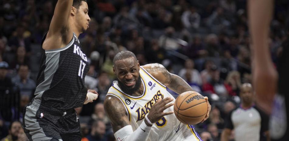 LeBron James busca realizar una acción ofensiva en el choque que los Lakers se impusieron a los Kings de Sacramento.