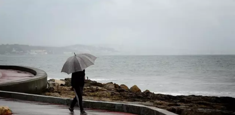 Una persona con un paraguas bajo la lluvia en Portugal. EUROPA PRESS