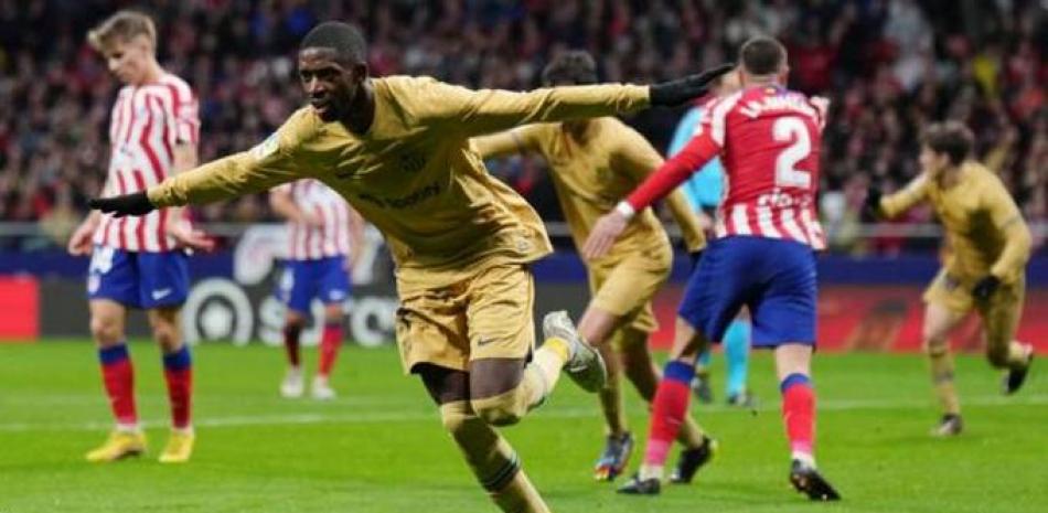 Ousmane Dembelé celebra luego de marcar el único gol que hubo en el partido.