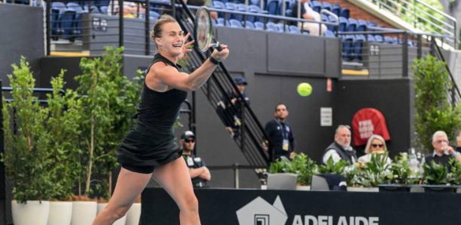 Aryna Sabalenka reacciona luego de coronarse en femenino en el torneo de tenis de Adelaide.