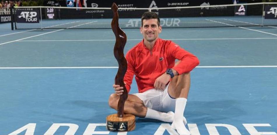 Novak Djokovic exhibe el trofeo que obtuvo tras coronarse en el toren4o de tenis de Adelaide.