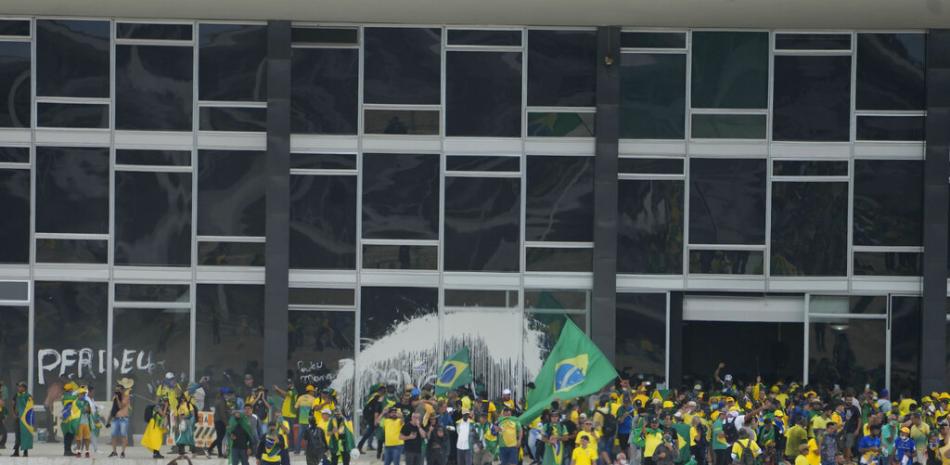 Los manifestantes, partidarios del expresidente de Brasil, Jair Bolsonaro, asaltan el edificio de la Corte Suprema en Brasilia, Brasil, el domingo 8 de enero de 2023. AP