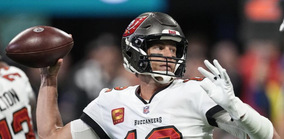 Tom Brady, quarterback de los Buccaneers de Tampa Bay, se prepara para lanzar un pase en el encuentro ante los Falcons de Atlanta.