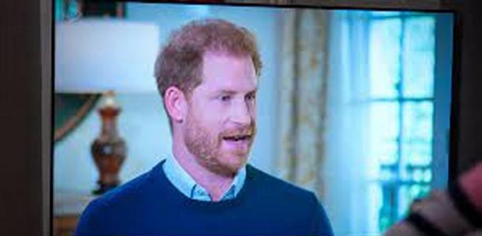 Una persona en su casa en Edimburgo observa al príncipe Harry, duque de Sussex, siendo entrevistado por Tom Bradby de ITV, durante "Harry: The Interview", AP