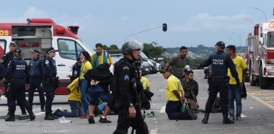 Policía brasileña arresta a bolsonaristas involucrados en ataques al Gobierno de Lula el domingo 8 de enero de 2023. AFP