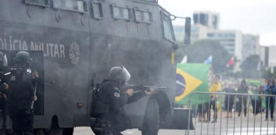 Las fuerzas de seguridad se enfrentan a los partidarios del expresidente brasileño Jair Bolsonaro que invaden el Palacio Presidencial del Planalto en Brasilia el 8 de enero de 2023.