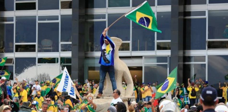 Bolsonaristas invadiendo sedes de Gobierno de Lula el domingo 8 de enero de 2023. AFP
