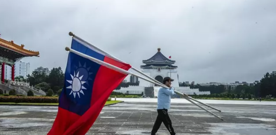 Imagen de archivo de un hombre con una bandera de Taiwán. EUROPA PRESS