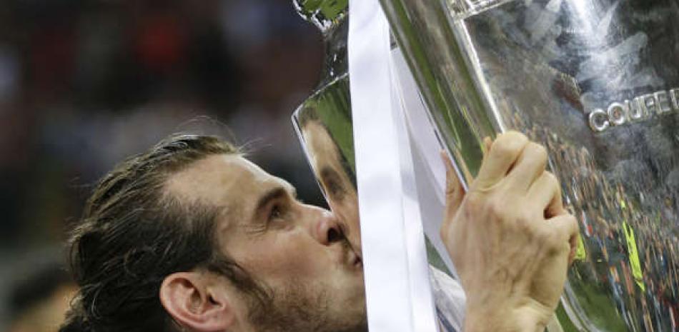 Gareth Bale, del Real Madrid, besa el trofeo de la Liga de Campeones el 28 de mayo de 2016, tras vencer al Atlético de Madrid en la final en Milán.