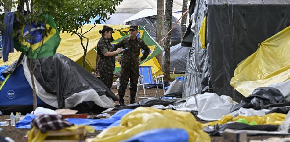 Soldados desmantelan el campamento instalado por partidarios del expresidente de extrema derecha de Brasil, Jair Bolsonaro, frente a la sede del Ejército en Brasilia. Foto: AFP