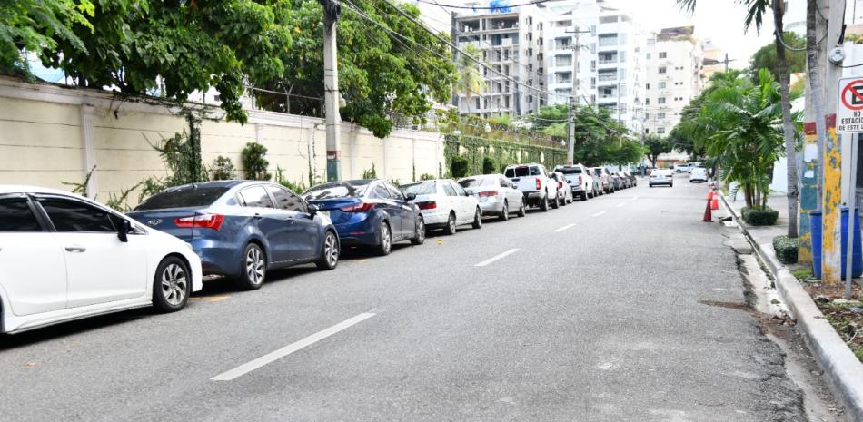 Carros aparcadoe ne calles de la ciudad / fuente Externa