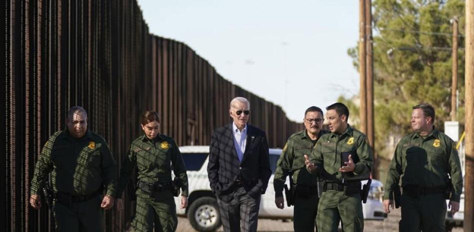 El presidente Joe Biden camina con agentes de la Patrulla Fronteriza en un tramo de la frontera con México, el domingo 8 de enero de 2023, en El Paso Texas. AP