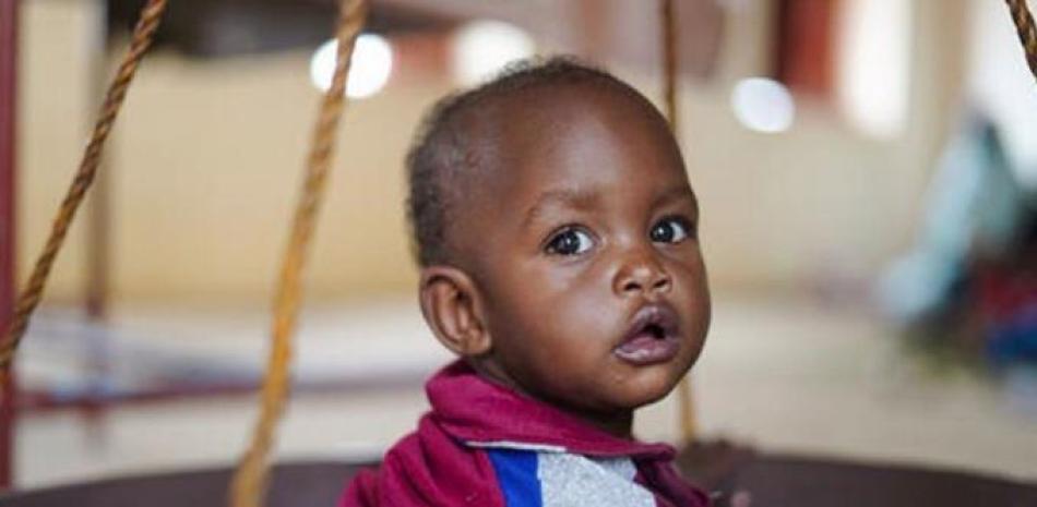 Se pesa a un niño durante una consulta del programa terapéutico ambulatorio en el centro de nutrición integrado Patient Helping Fund, situado en el campo de desplazados internos de Abu Shock, en Darfur septentrional, Sudán - MUSTAFA ABDALRASOL - Archivo