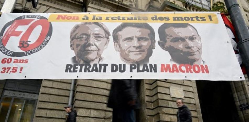 Franceses protestan en contra de medida apoyada por Macron. AFP