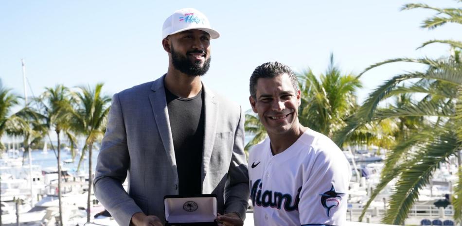 El dominicano Sandy Alcántara (izquierda), pitcher de los Marlins de Miami, recibe las llaves de la ciudad de manos del alcalde Francis Suárez.