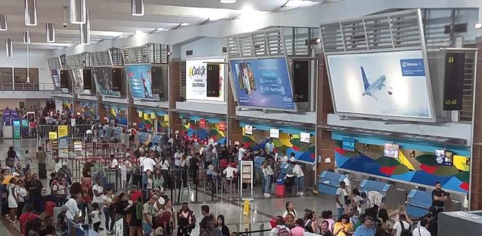 Pasajeros en el Aeropuerto Internacional de las  Américas. Foto: Rafael Castro / LD