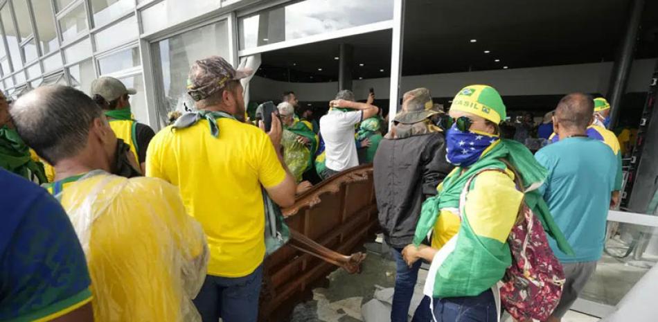 Manifestantes partidarios del expresidente de Brasil, Jair Bolsonaro, asaltan el Palacio de Planalto en Brasilia, Brasil, el 8 de enero de 2023. Planalto es el lugar de trabajo oficial del presidente de Brasil. AP