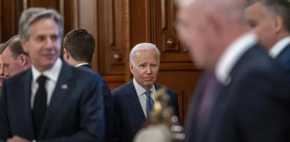 El presidente de Estados Unidos, Joe Biden, en el centro, acompañado por el secretario de Estado de Estados Unidos, Antony Blinken, a la izquierda, llega a una reunión con el presidente de México, Andrés Manuel López Obrador, en el Palacio Nacional de Ciudad de México, en Ciudad de México, el lunes 9 de enero de 2023. (AP Foto/Andrew Harnik)