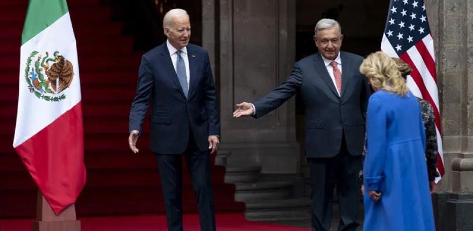 El presidente estadounidense Joe Biden, el mandatario mexicano Andrés Manuel López Obrador y la primera dama estadounidense Jill Biden participan en una ceremonia el lunes 9 de enero de 2023, en el Palacio Nacional, en la Ciudad de Méxicoa AP