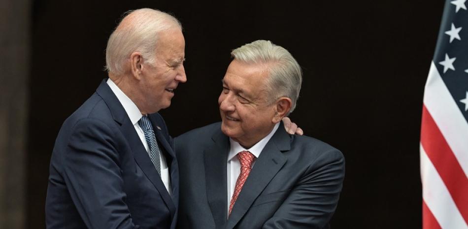 El presidente de los Estados Unidos, Joe Biden, le da la mano a su homólogo mexicano, Andrés Manuel López Obrador, durante una ceremonia de bienvenida en el Palacio Nacional de la Ciudad de México. Foto: AFP