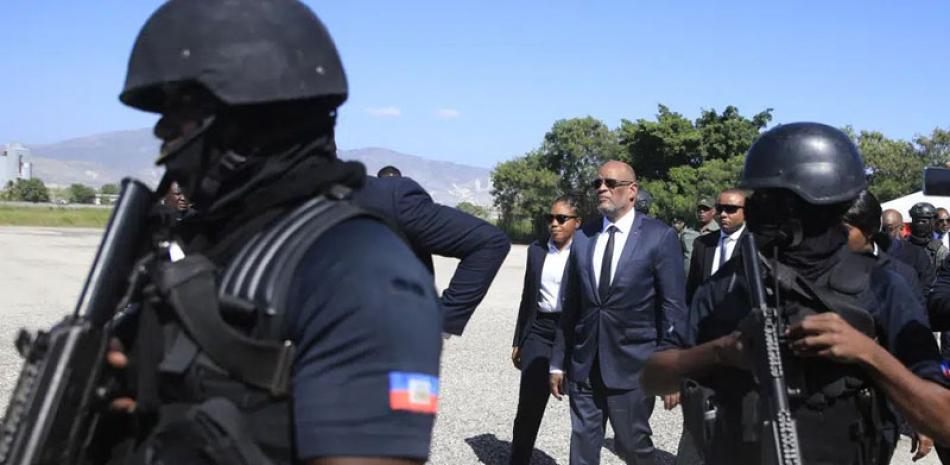 El primer ministro haitiano Ariel Henry se retira después de asistir a una ceremonia de graduación de los nuevos miembros de las fuerzas armadas del país en Puerto Príncipe, Haití, el jueves 22 de diciembre de 2022. AP